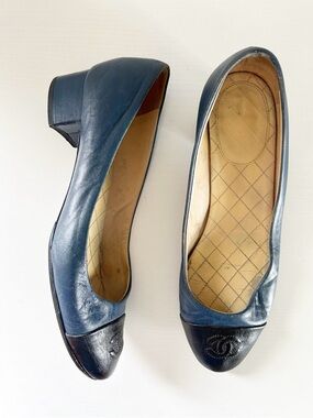 Chanel Vintage CC Cap Toe Navy Blue Black Heels Size EU 37.5